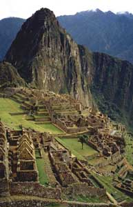 Machu Picchu   2.400 m sur un mandre du fleuve.  
