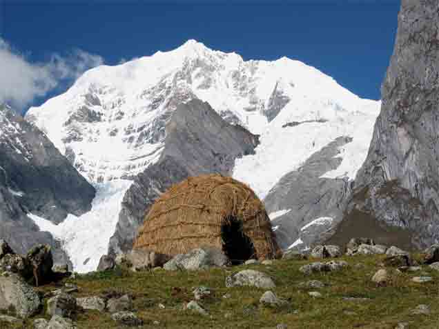 Hutte de berger sur fond de Siula Grande (6.344 m)